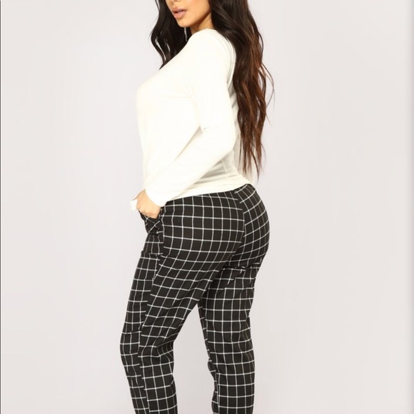 Fashion Nova Keyhole top - Picture 4 of 7